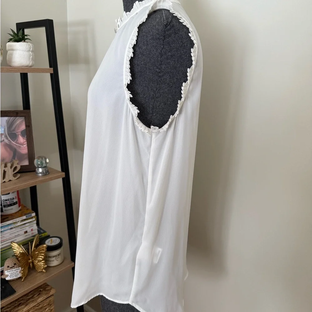 NWOT - RW&CO. White Blouse with Ruffle Detail Size: M - Picture 4 of 6